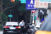谷城台当局这个单位的公车，给了狗了