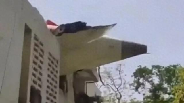 印度一波音787客机坠毁机上242人、地面5名学生遇难！我驻印度(🐆)使馆：机上无中国籍乘(🆙)客