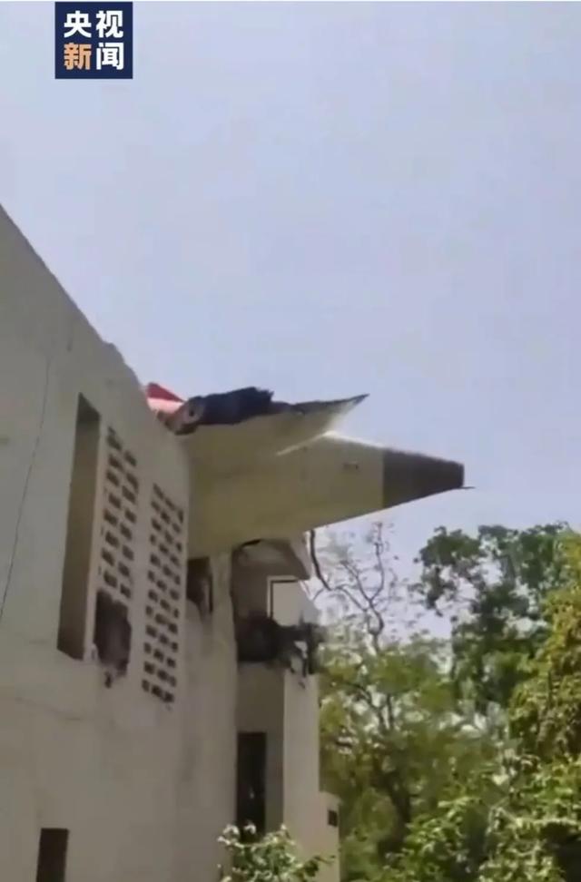 印度一波音787客机坠毁机上242人、地面5名学生遇难！我驻印度使馆：机上无中(👈)国籍乘客